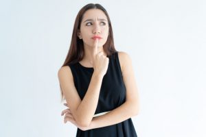 Mulher com dúvida de como ser melhor instrutor de pilates qualificado
