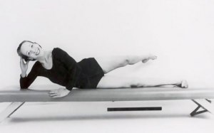 Carola Trier realizando pilates