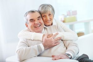 Casal abraçando-se depois de aula de pilates e parkinson