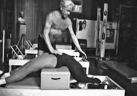 Joseph Pilates fazendo aula a Eve Gentry