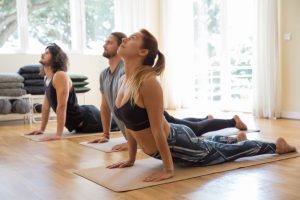 Pessoas realizando exercício Swan de pilates