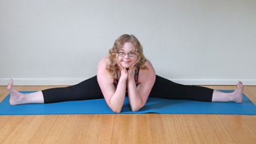 mulher com sindrome de down realizando exercício de abertura de pernas