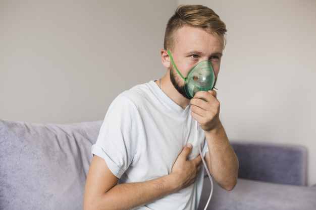 homem com respirador para asma