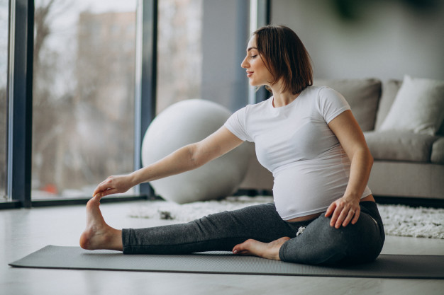 mulher grávida realizando pilates