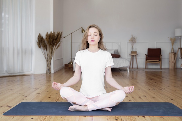 Mulher realizando postura de yoga