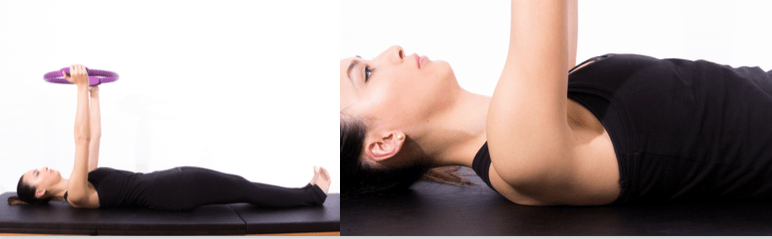 mulher com exercício para articulaçōes do ombro com magic circle de pilates