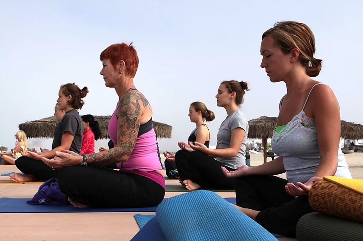 muleres sentadas treinando padrōes respiratórios no pilates