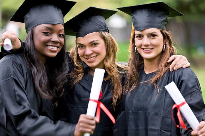 Mulheres com diplomas depois de seguiremvdicas de cursos online para profissionais de pilates