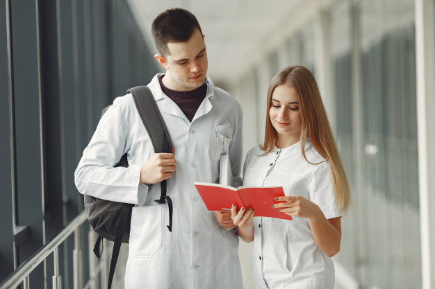 Fisioterapeutas analizando patologias no caderno