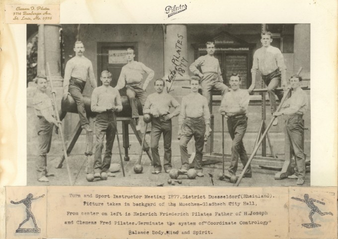 Foto do pai de Joseph Pilates junto a amigos em um clube turnverein