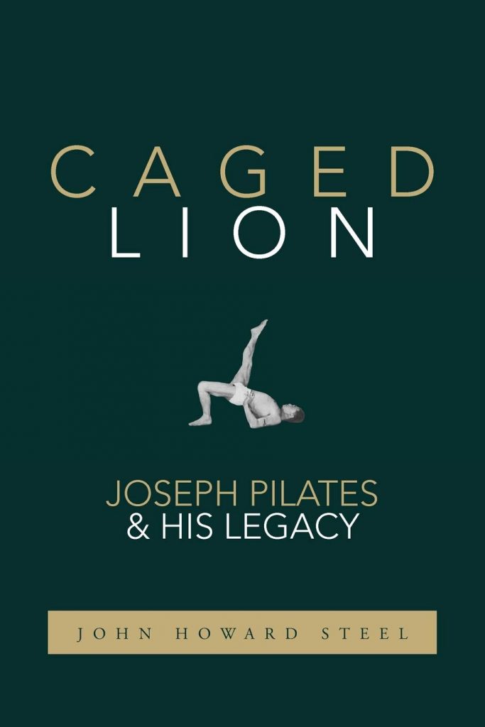 Capa do livro Caged Lion que é uma das 10 dicas de livros de pilates