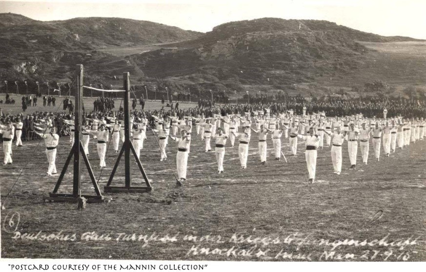 Exercícios de ginástica alemâ no campo de detenção de Knocklaoe que mostra a Influência alemã nas aulas de pilates