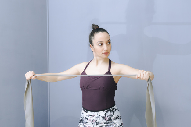 Mulher segurando faixa elástica