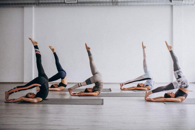 Mulheres realizando aula do método pilates