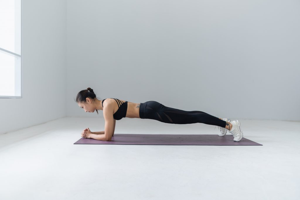Mulher praticando pilates contemporâneo em casa