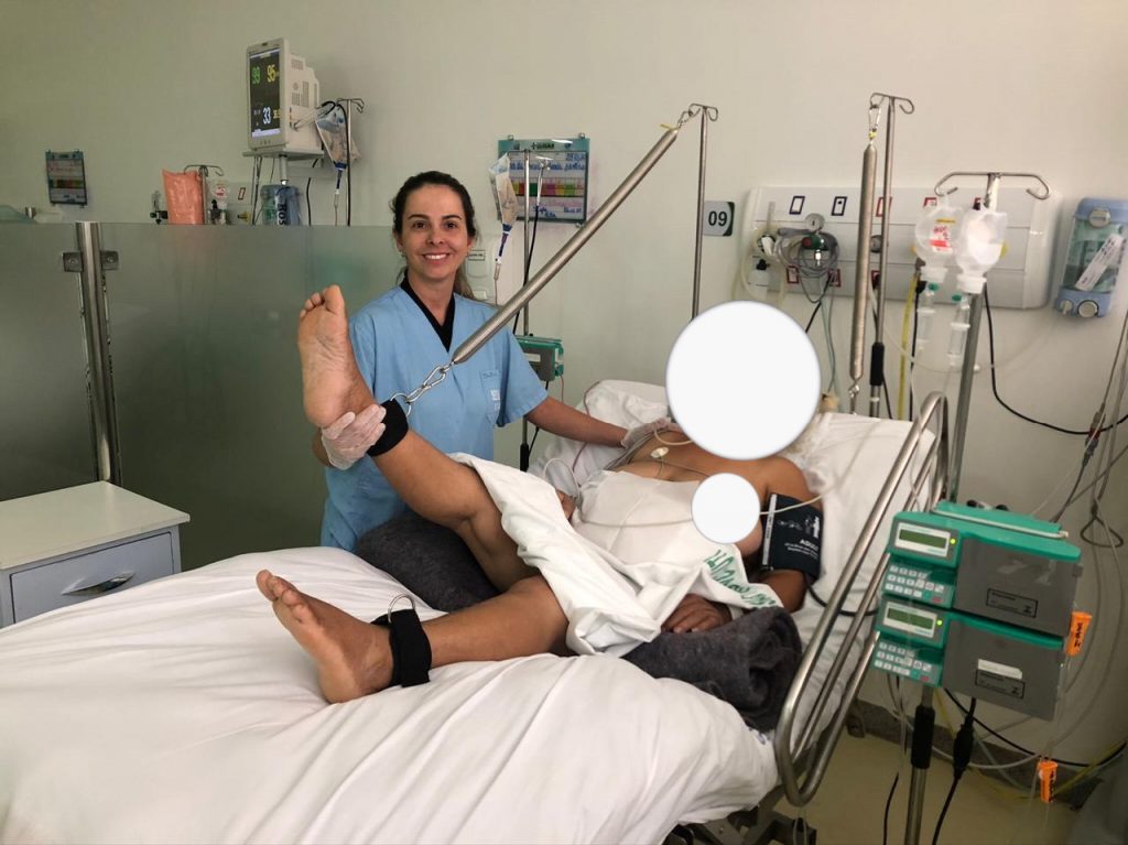 Fisoterapeuta Erica na UTI