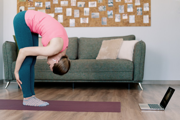 Mulher realizando aula online de pilates