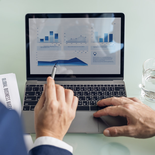 Analizando notebook com gestão de estúdio de pilates