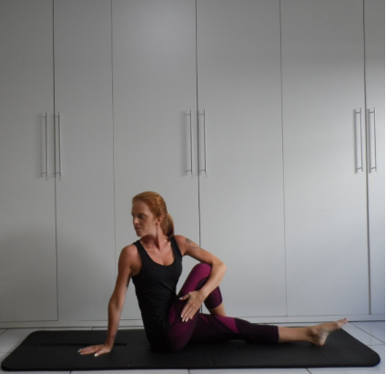 Alongamento de glúteo.Exercícios para flexibilidade.