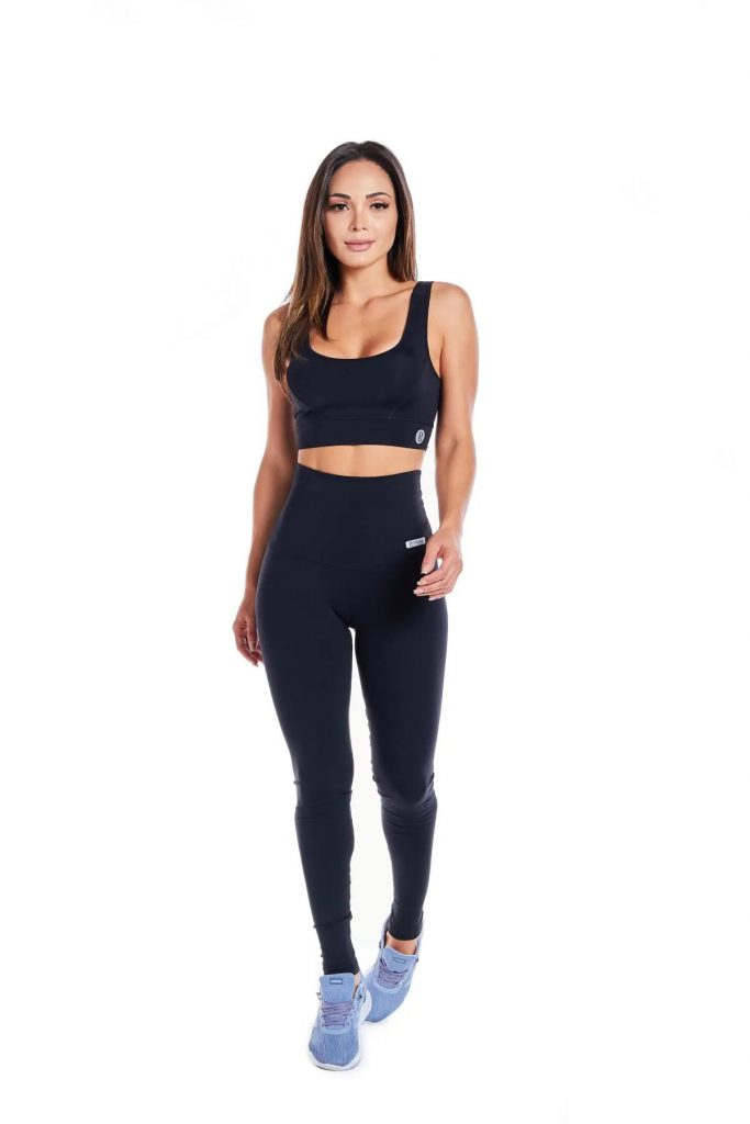 mulher usando roupa para o pilates marca pratyque pilates