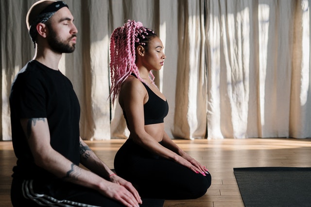 Quais são as principais diferenças entre pilates e yoga