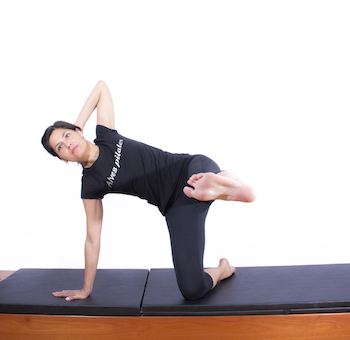 Exercício side kick kneeling de pilates clássico