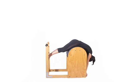 exercício swan de pilates no ladder barrel