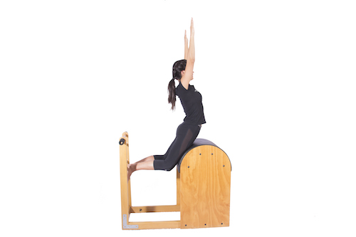exercício swan de pilates no ladder barrel