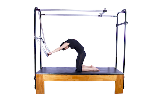 exercício cat stretch de pilates para o sistema locomotor no cadillac 2