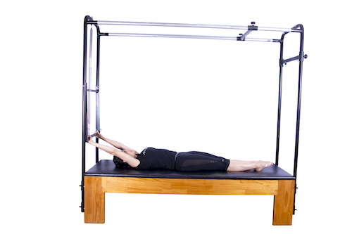exercício sit up de pilates no cadillac