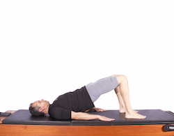 Exercício ponte de pilates