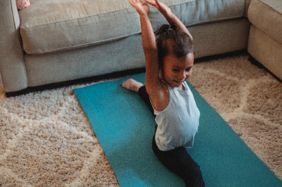Menina no pilates para crianças