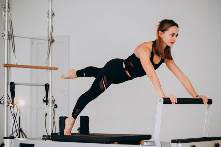 Mulher no reformer pilates