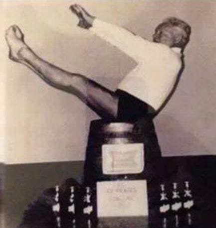 Joseph Pilates fazendo teaser em um barril de cerveja