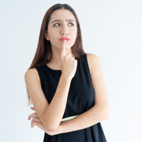 Mulher com dúvida de ser uma instrutora de pilates qualificada